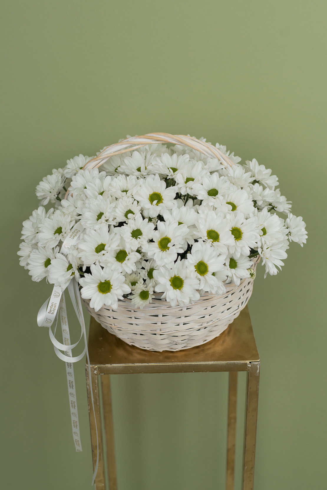 Цветы в корзине Chamomile field